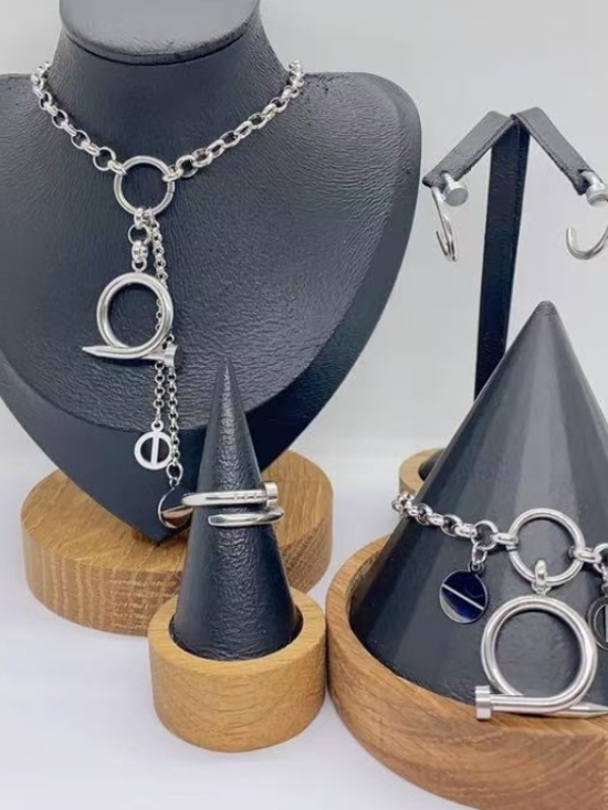 None Jewelry - Silver T-Bar Circle Pendant Necklace - Modern Women’s Jewelry